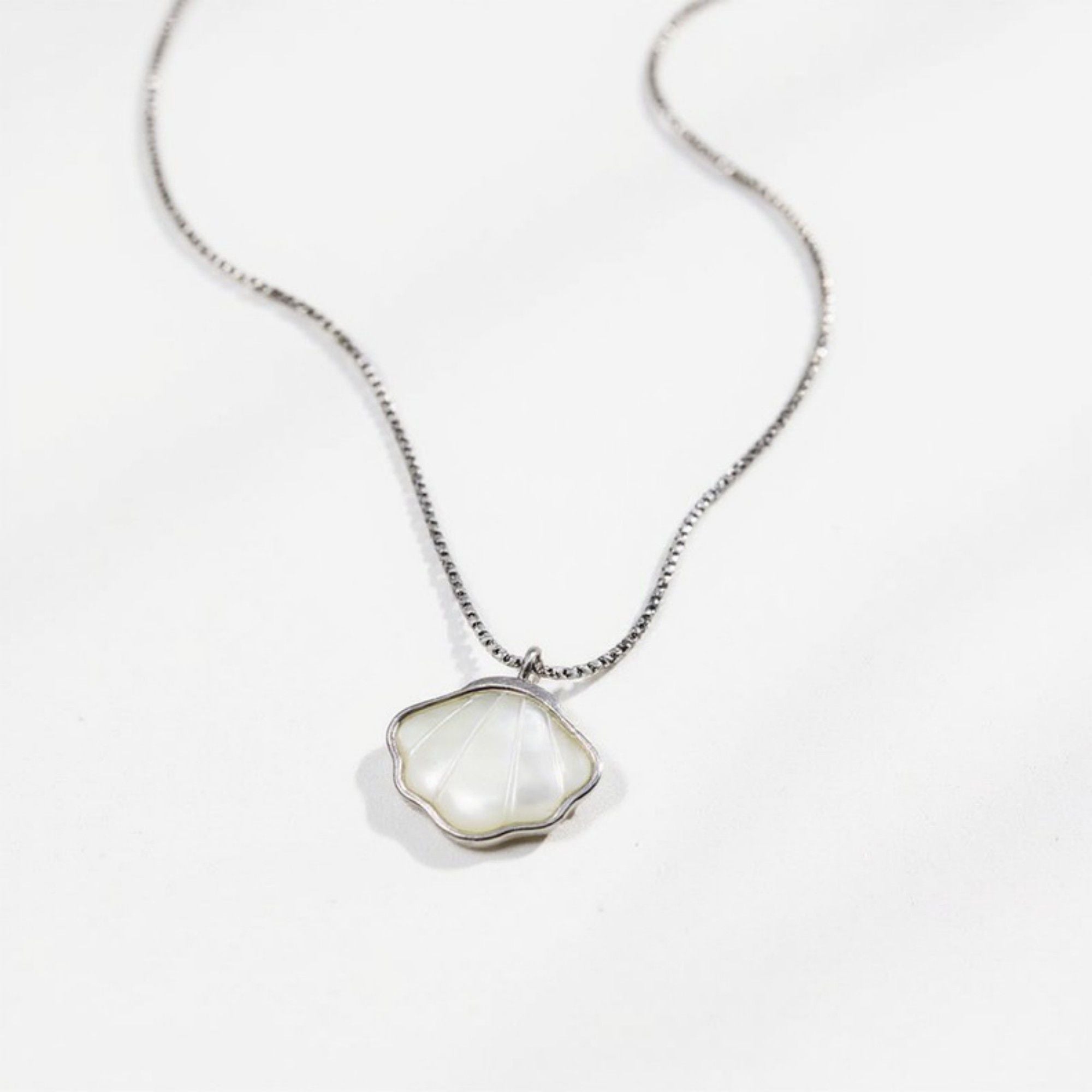 Women's Irregular Shell Pendant Necklace with Delicate Chain and Minimalist Design