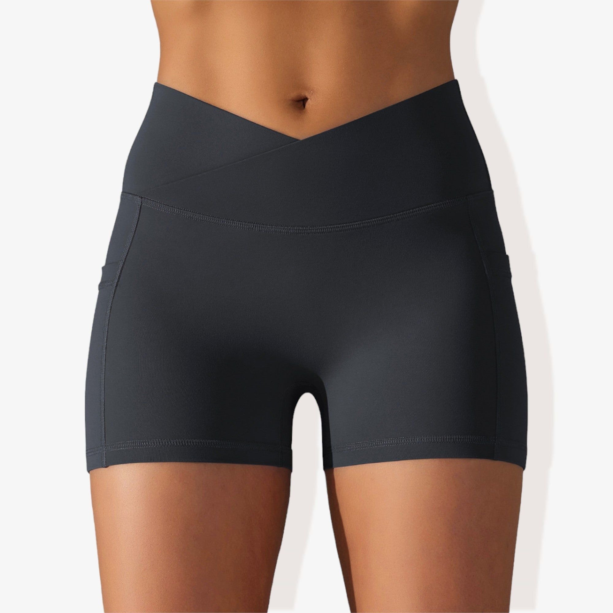 Pantalones cortos deportivos ajustados con cintura alta, bolsillos y banda en la cintura en forma de V