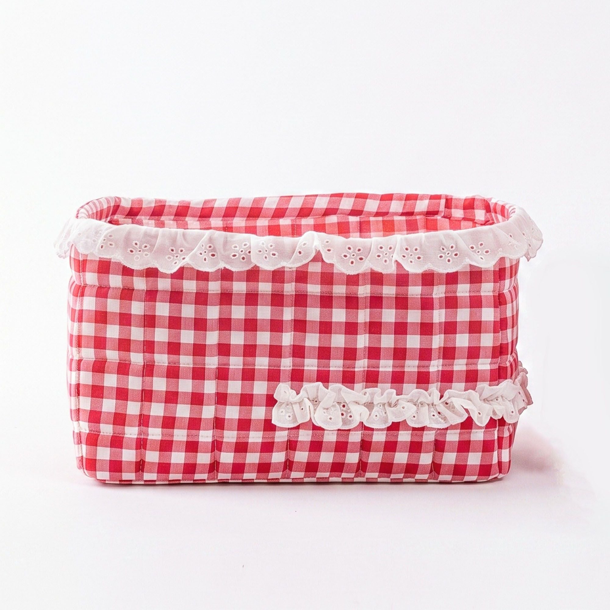Cesta de tela acolchada de guinga con encaje