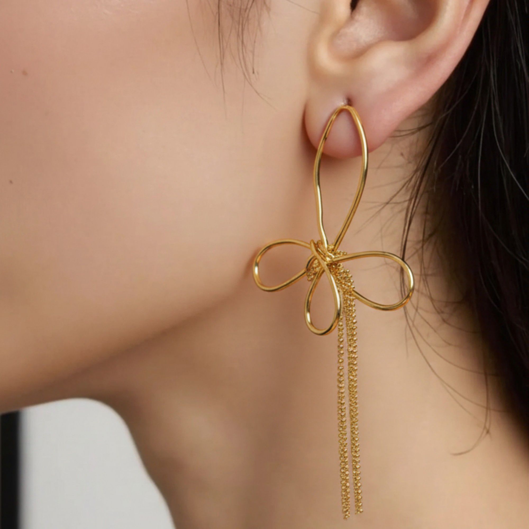 Women's Delicate Wire Bow Drop Earrings with Sculpted Loop Design and Sleek Chain Tassel Accent for Modern Elegance