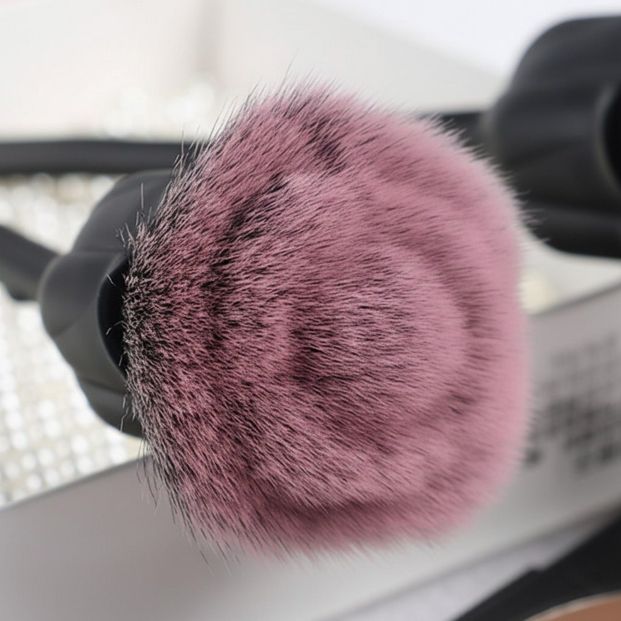 Flower-Shaped Face Powder Brush with Soft Synthetic Bristles and Curved Sculpted Handle