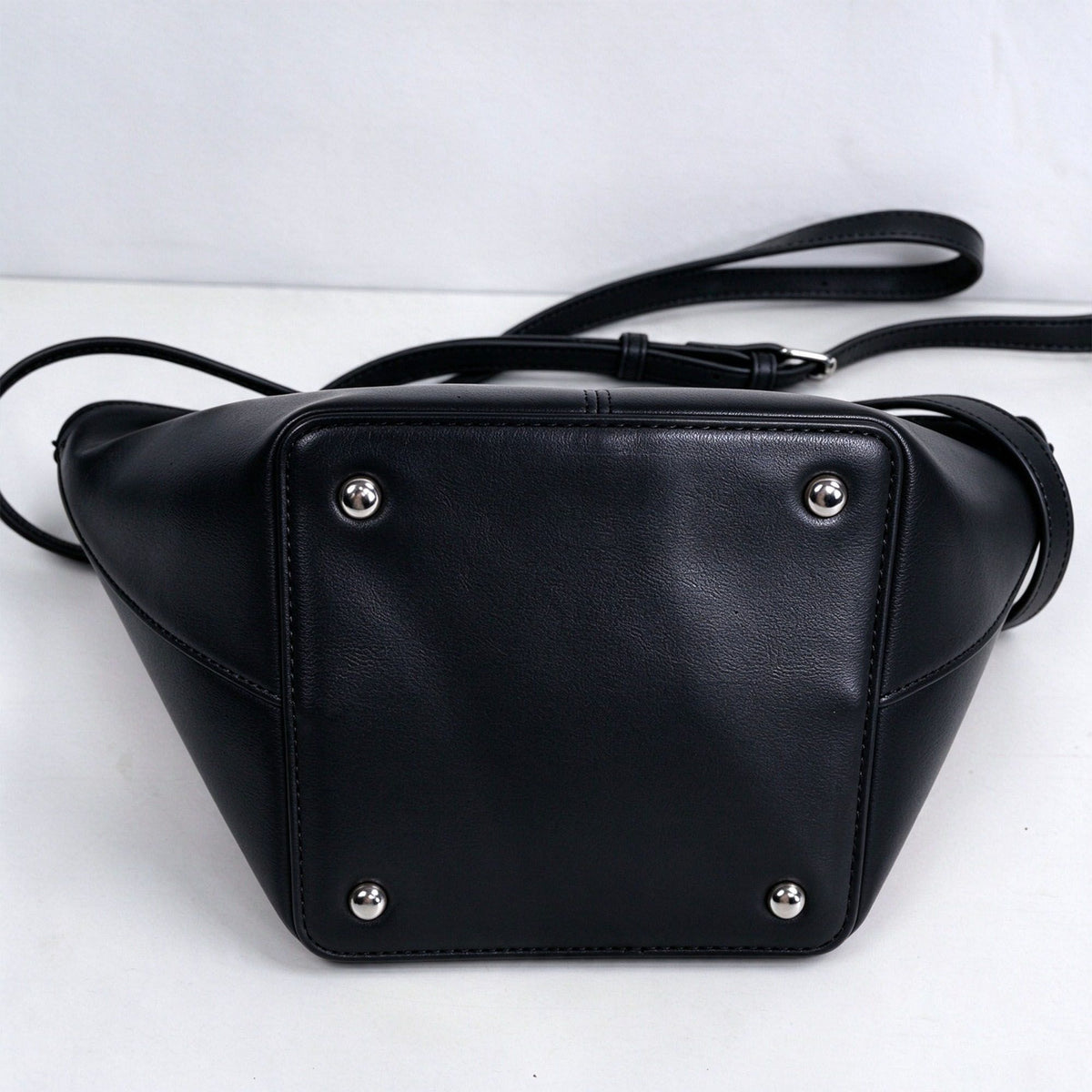Structured Tote Shoulder Bag with Adjustable Straps and Interior Pockets