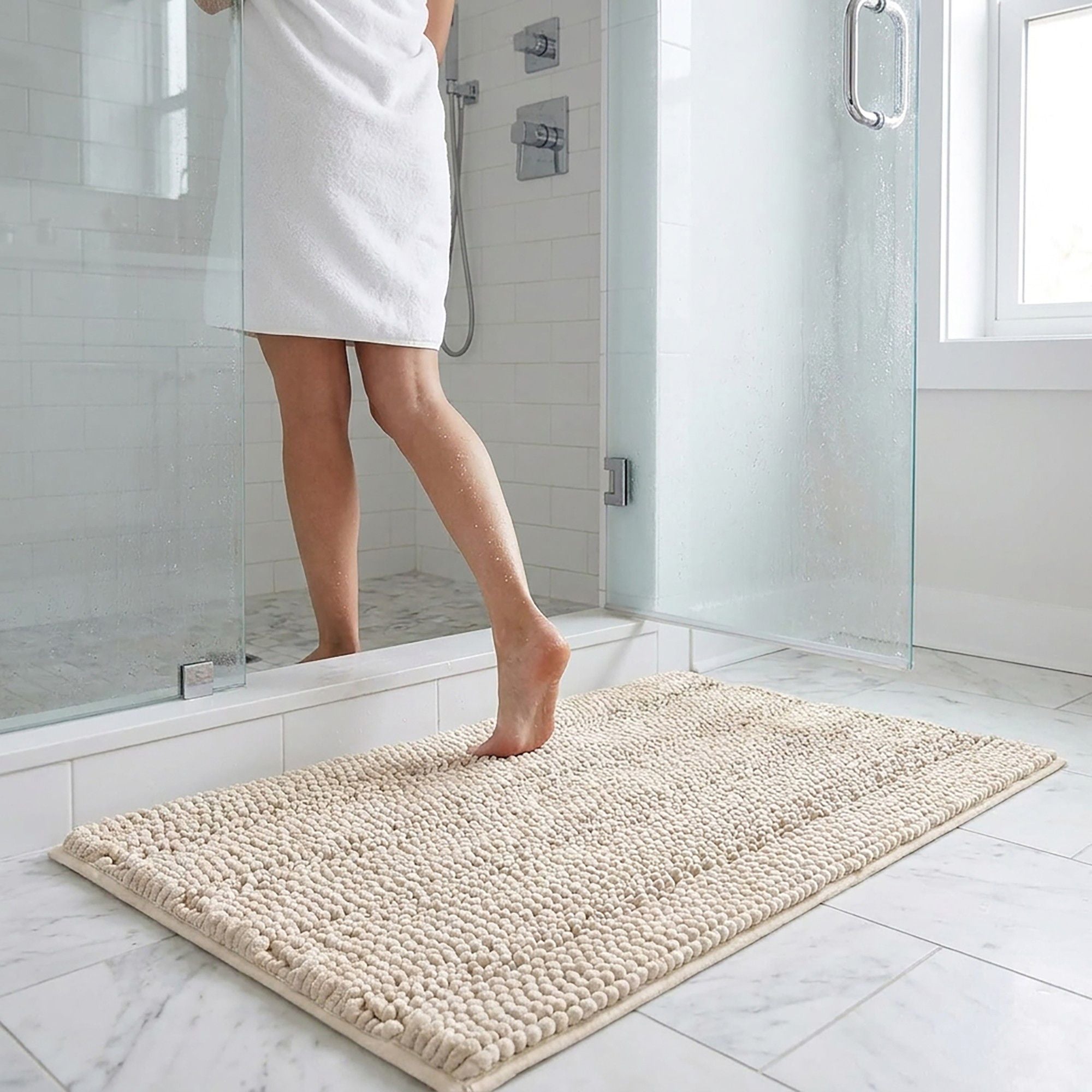 Chenille Bath Mat with Plush Noodle Texture and Non Slip Backing