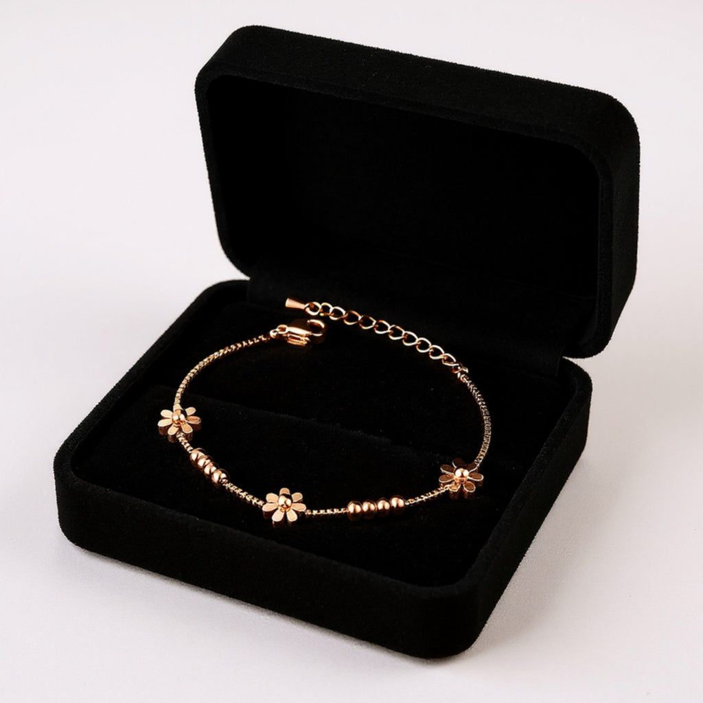 Women's Delicate Daisy Charm Bracelet with Floral Accents and Lightweight Adjustable Chain Design