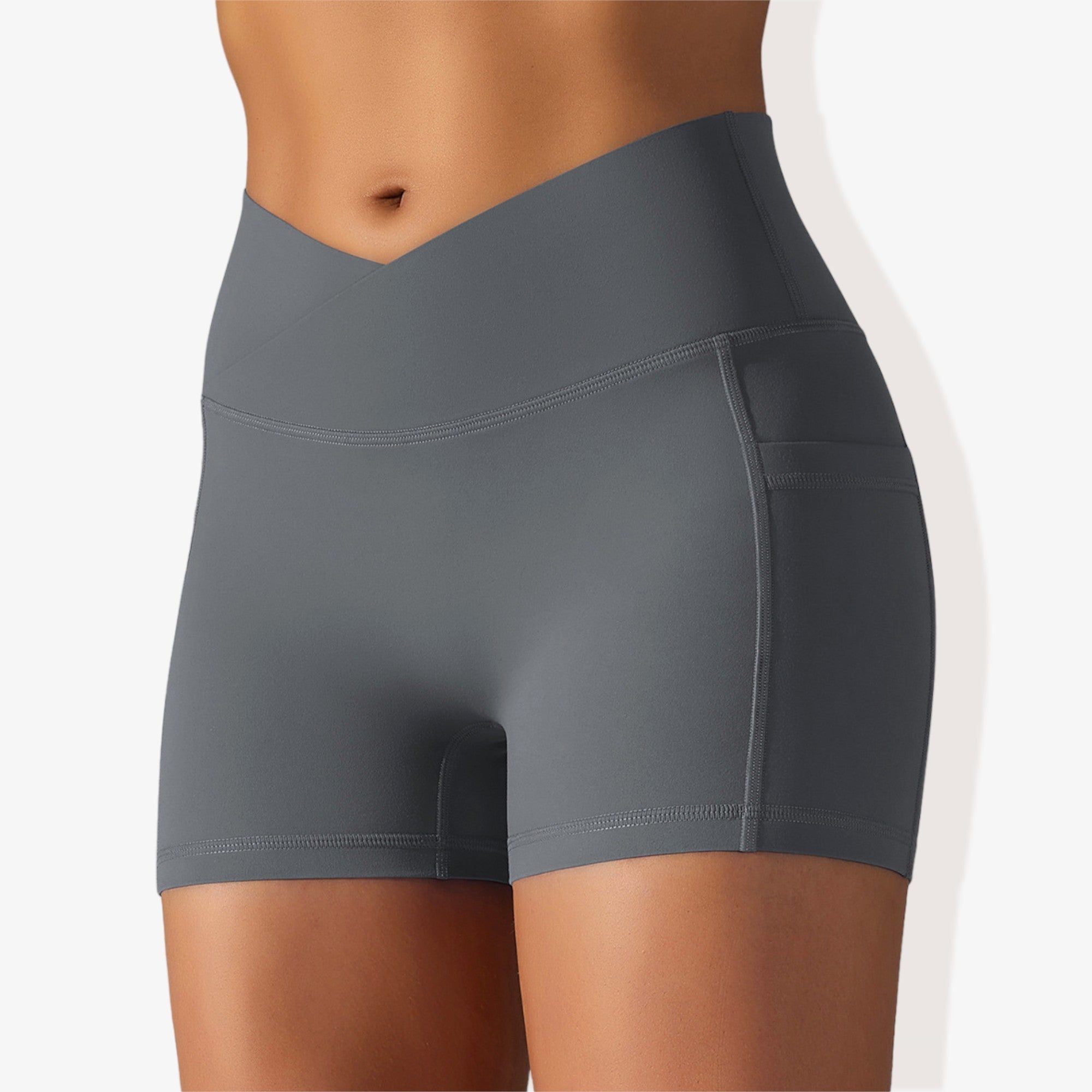 Pantalones cortos deportivos ajustados con cintura alta, bolsillos y banda en la cintura en forma de V