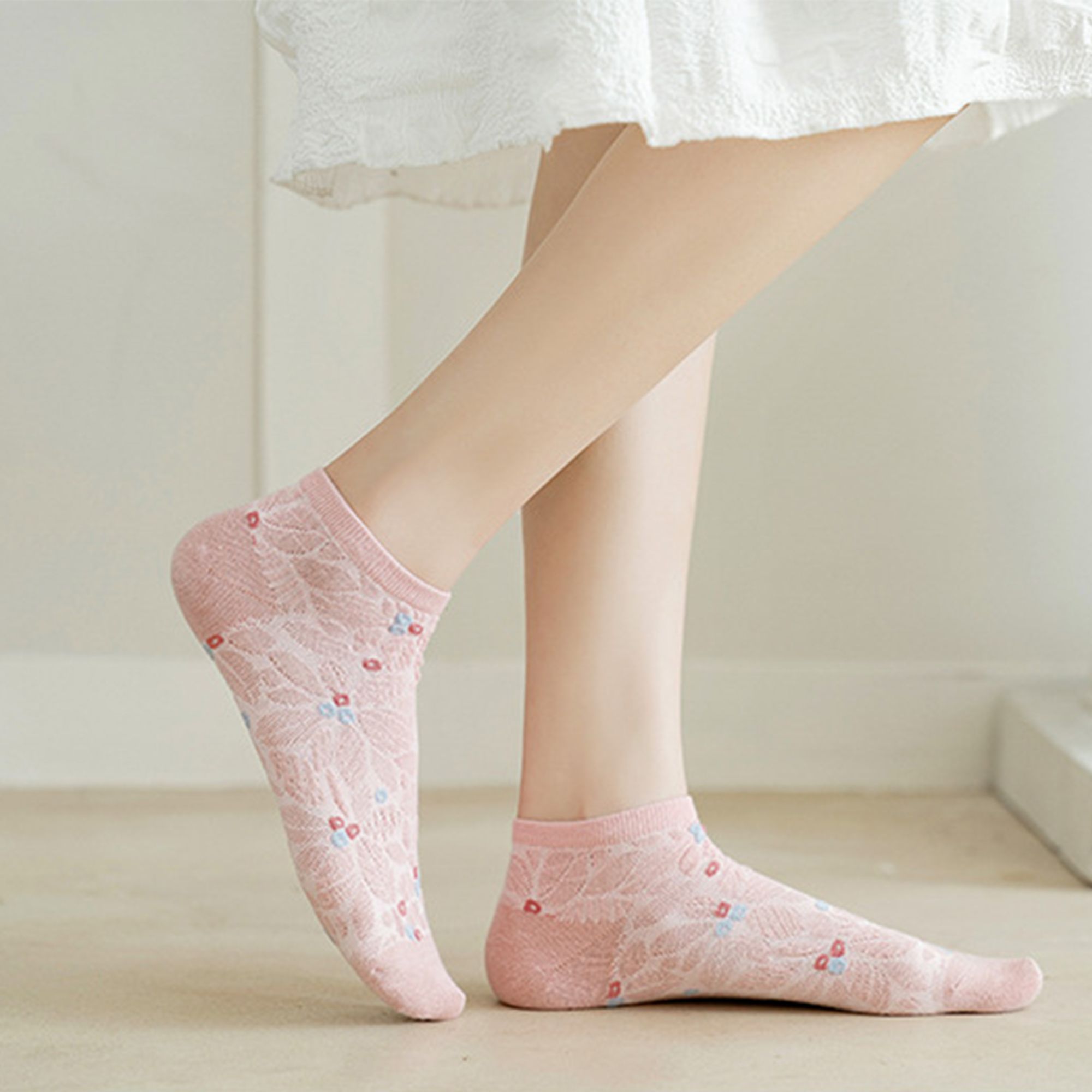 Anna-Kaci 4 Pairs Women's Low-Cut Floral Embroidered Socks Soft Combed Cotton Breathable Fit for Sneakers Flats and Everyday Casual Wear