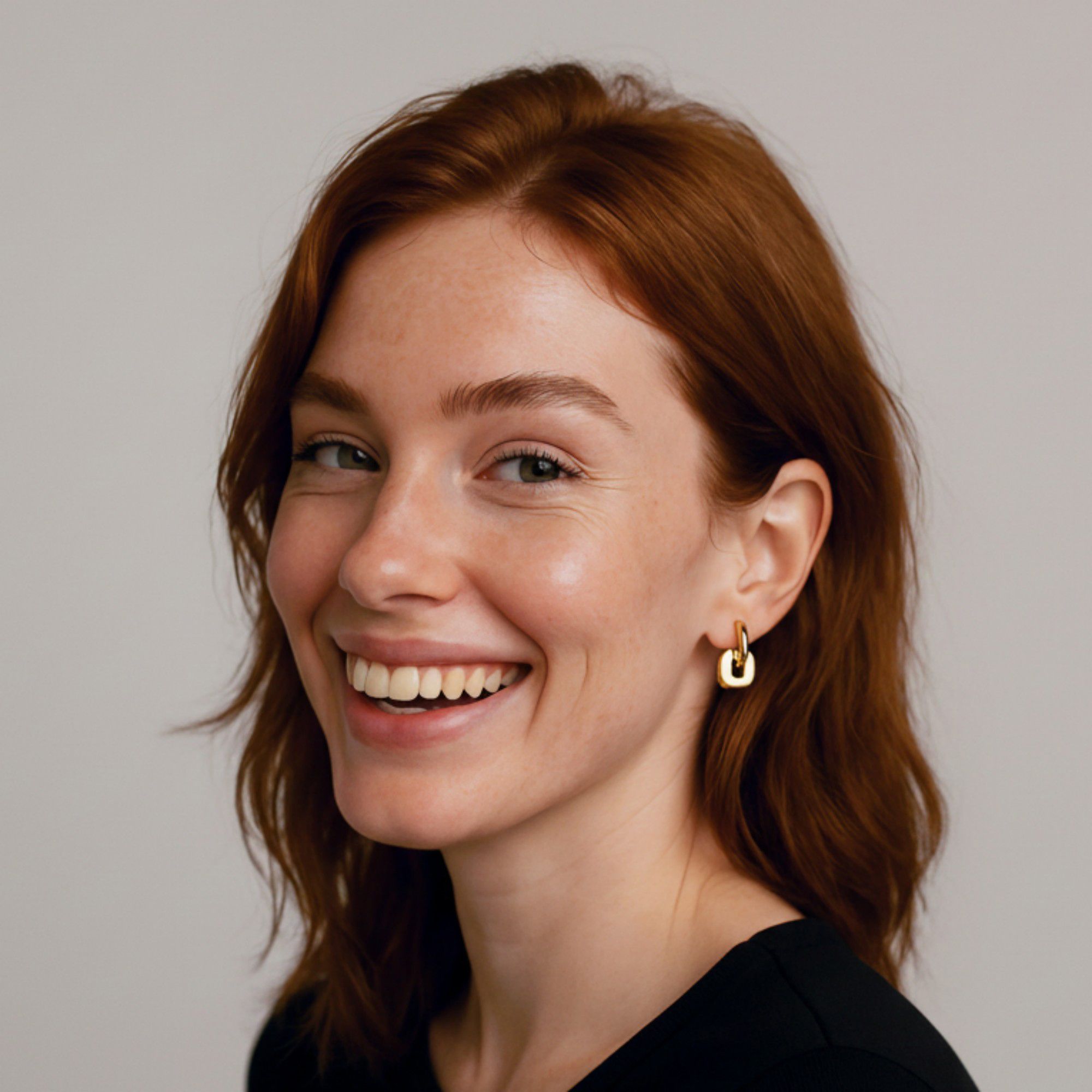 Women's Modern Polished Linked Hoop Earrings with Geometric Chain-Inspired Design and Smooth High-Shine Finish