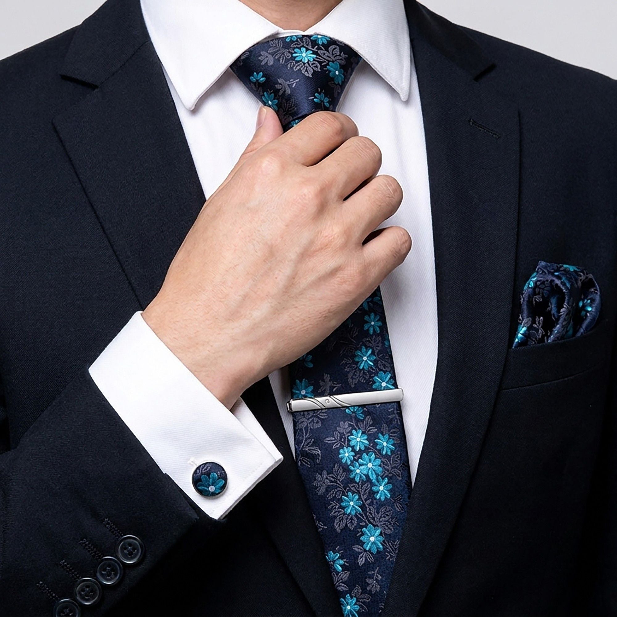 Men's Paisley Pattern Tie Gift Set with Matching Pocket Square Cufflinks and Silver Tie Clip