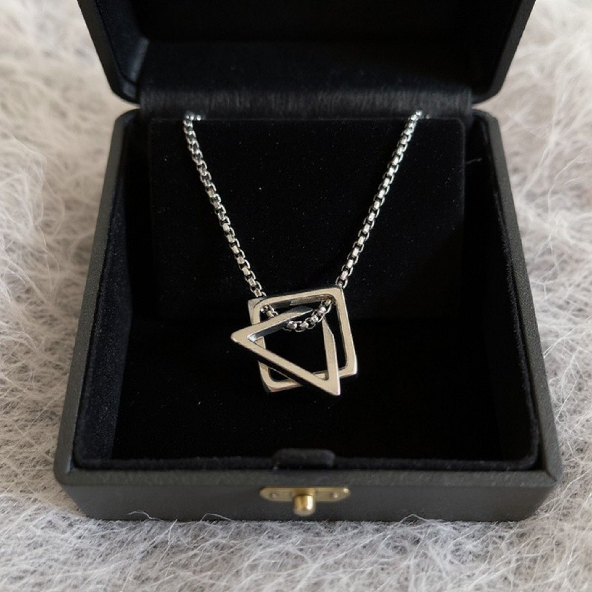 Women's Interlocking Triangle Pendant Necklace with Minimalist Geometric Design