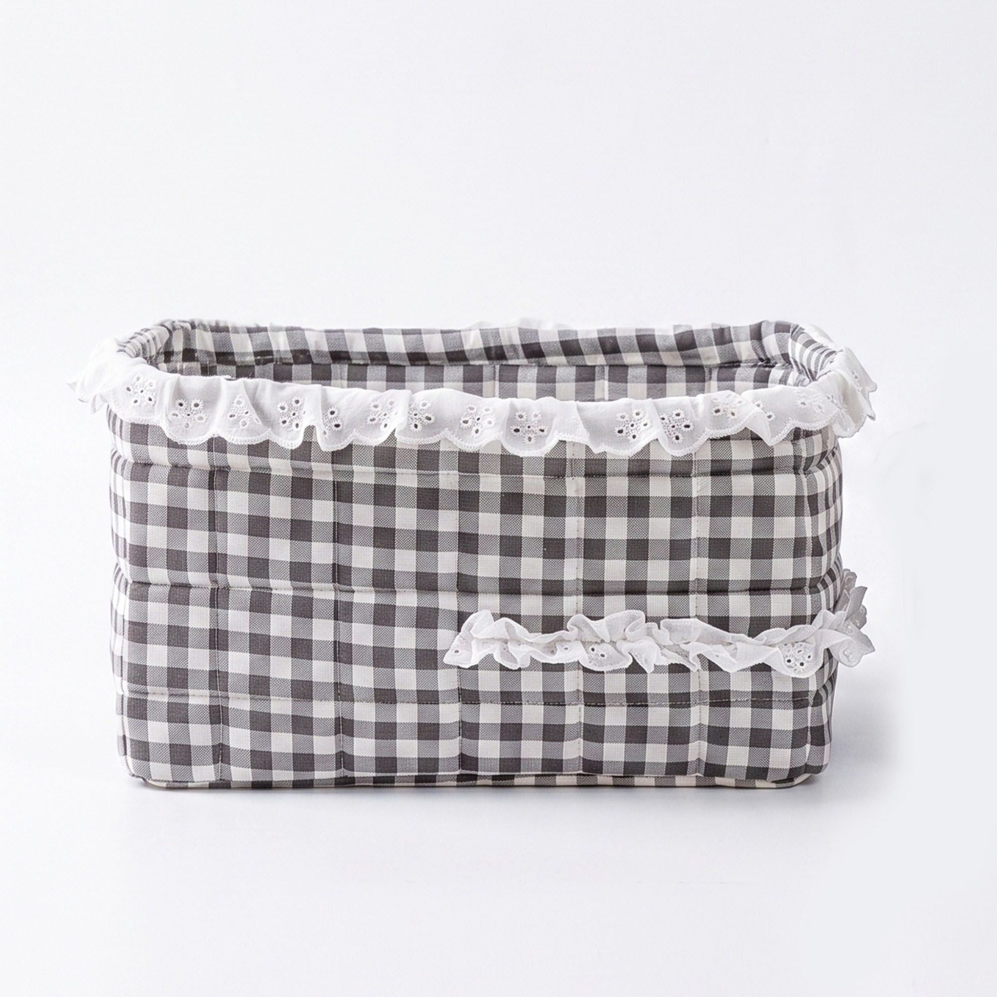 Cesta de tela acolchada de guinga con encaje