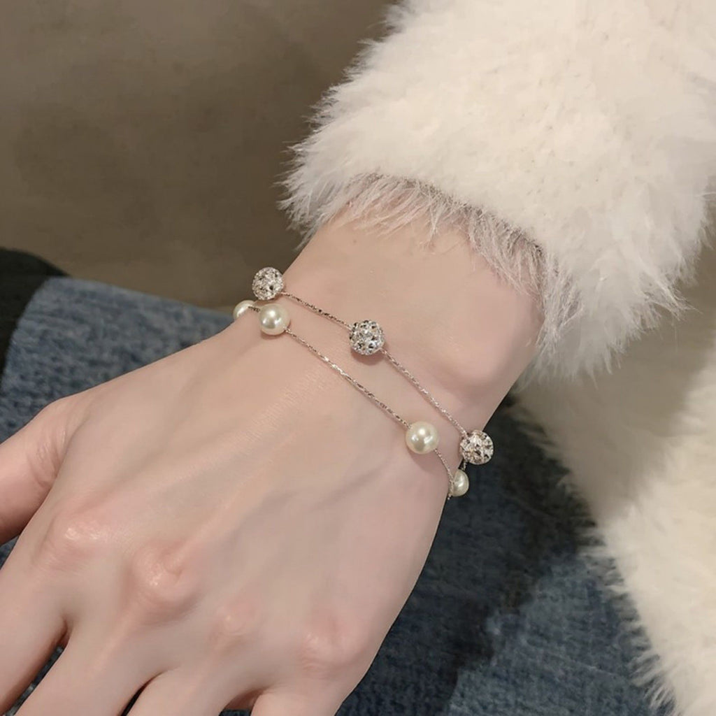 Women's Pearl and Crystal Beaded Bracelet with Delicate Chain Design