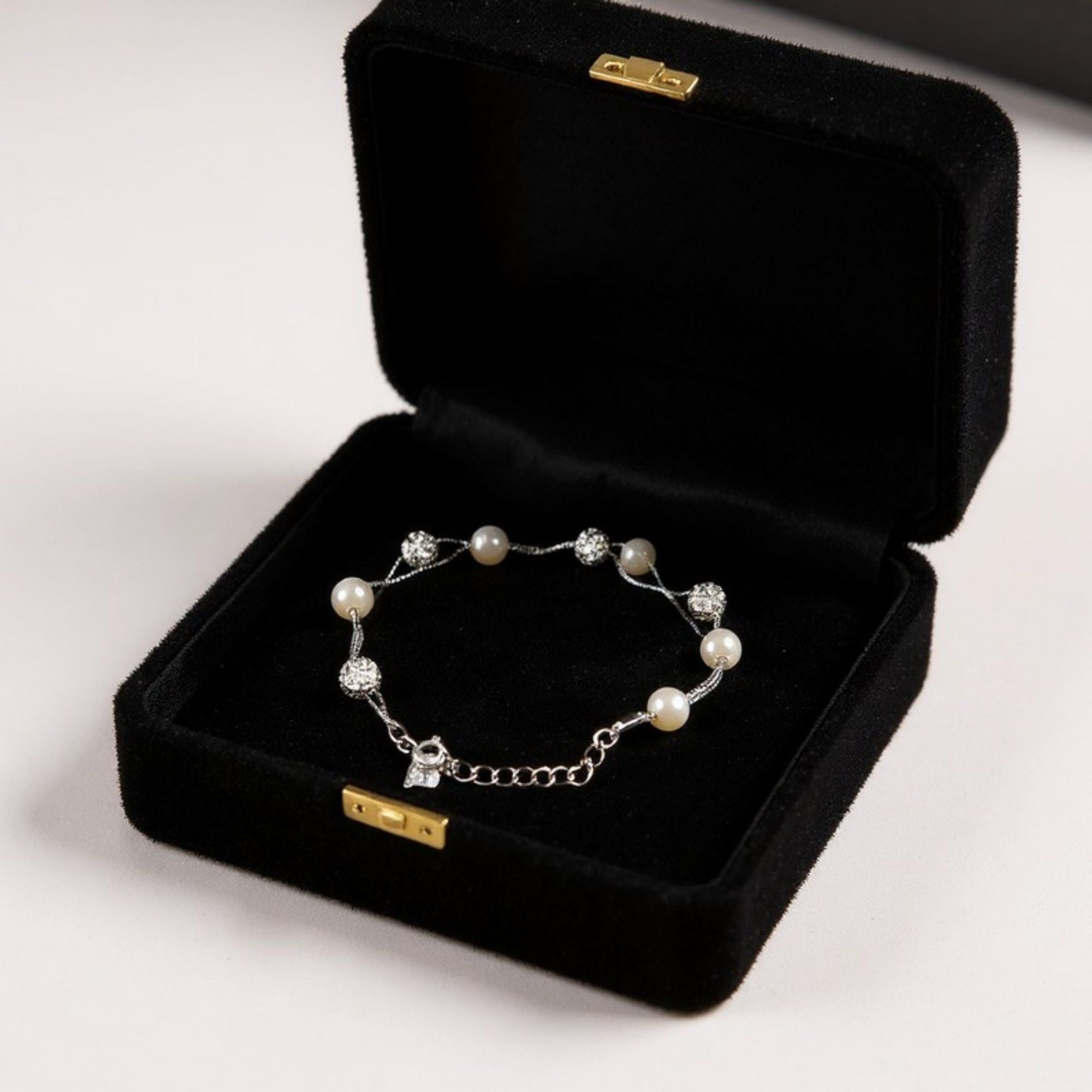 Women's Pearl and Crystal Beaded Bracelet with Delicate Chain Design