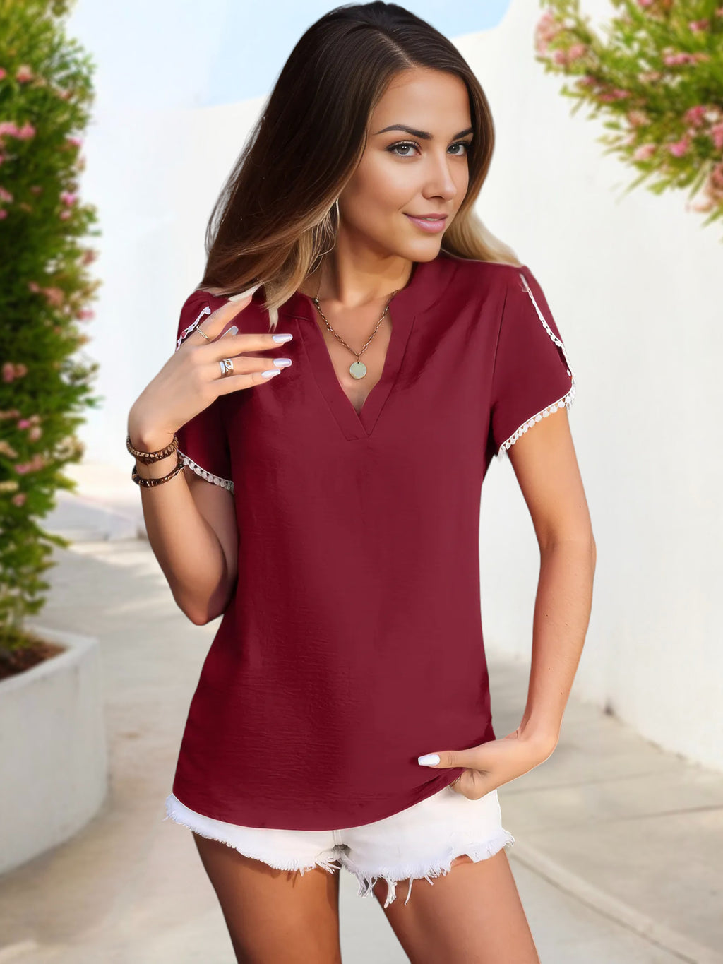 Blusa de manga corta con escote en V para mujer de Anna-Kaci con ribete de pompones y detalle de dobladillo dividido