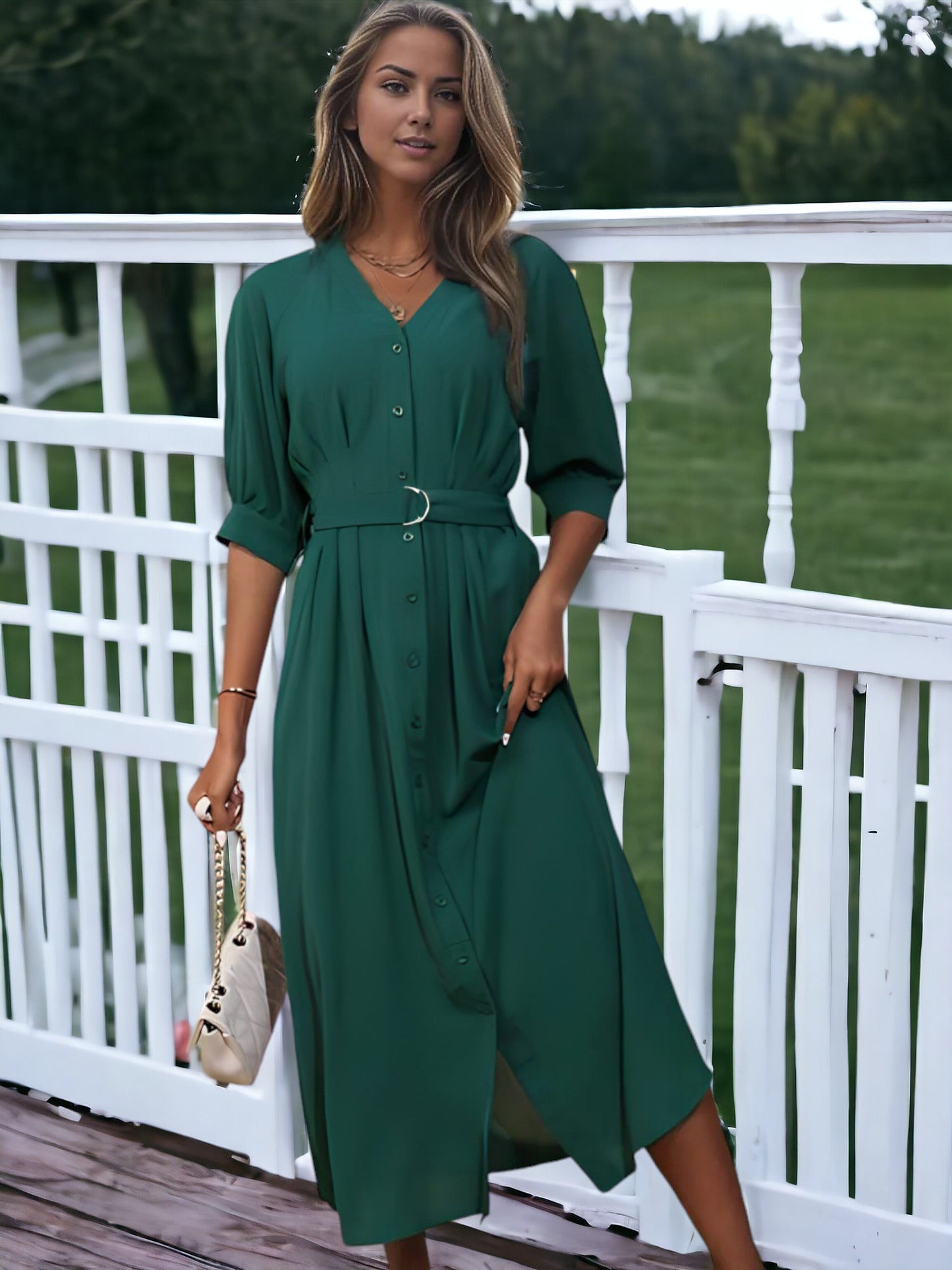 Vestido verde de manga media con escote en V, botones y cinturón