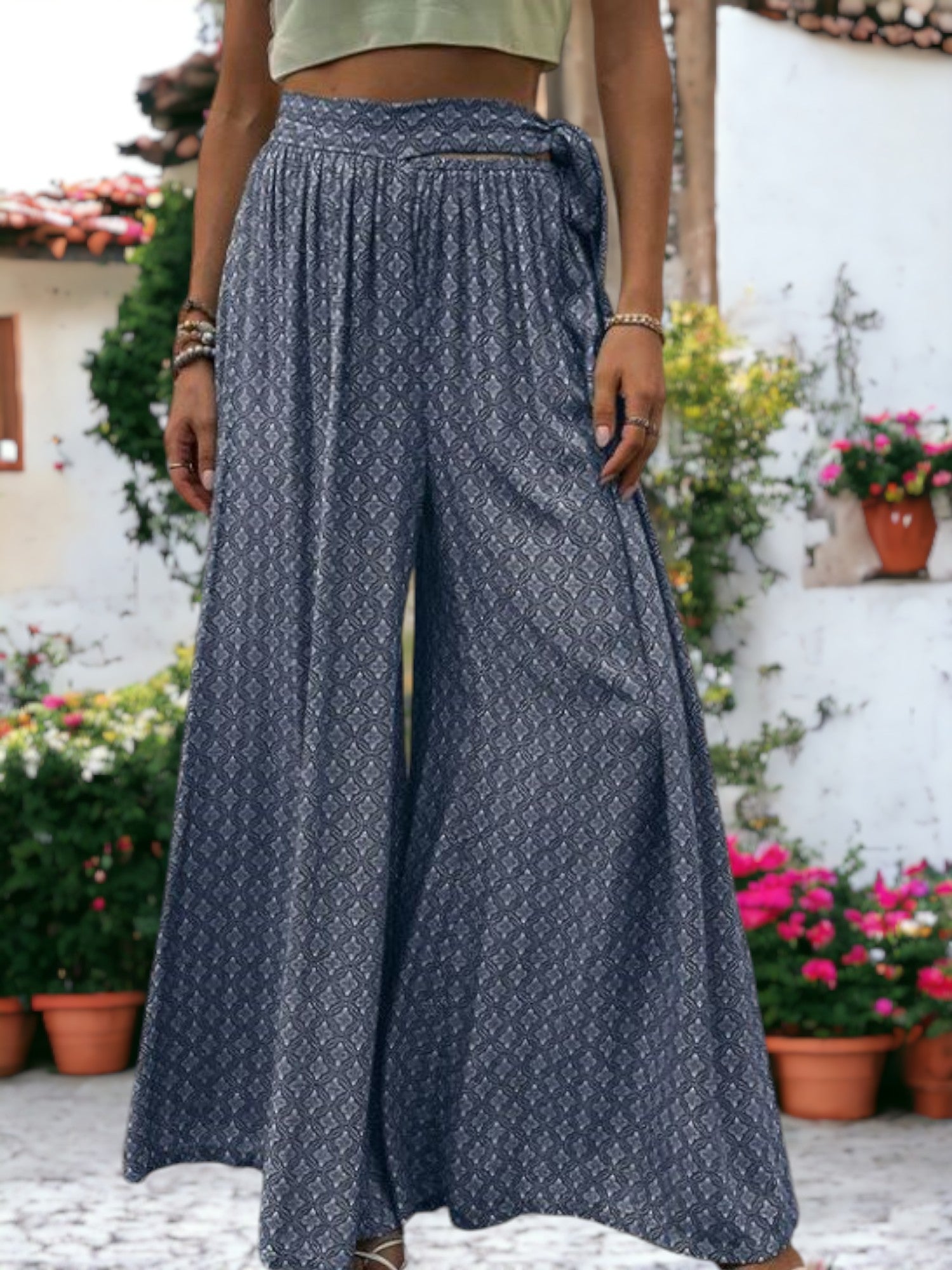 Pantalones anchos con cintura anudada y estampados casuales