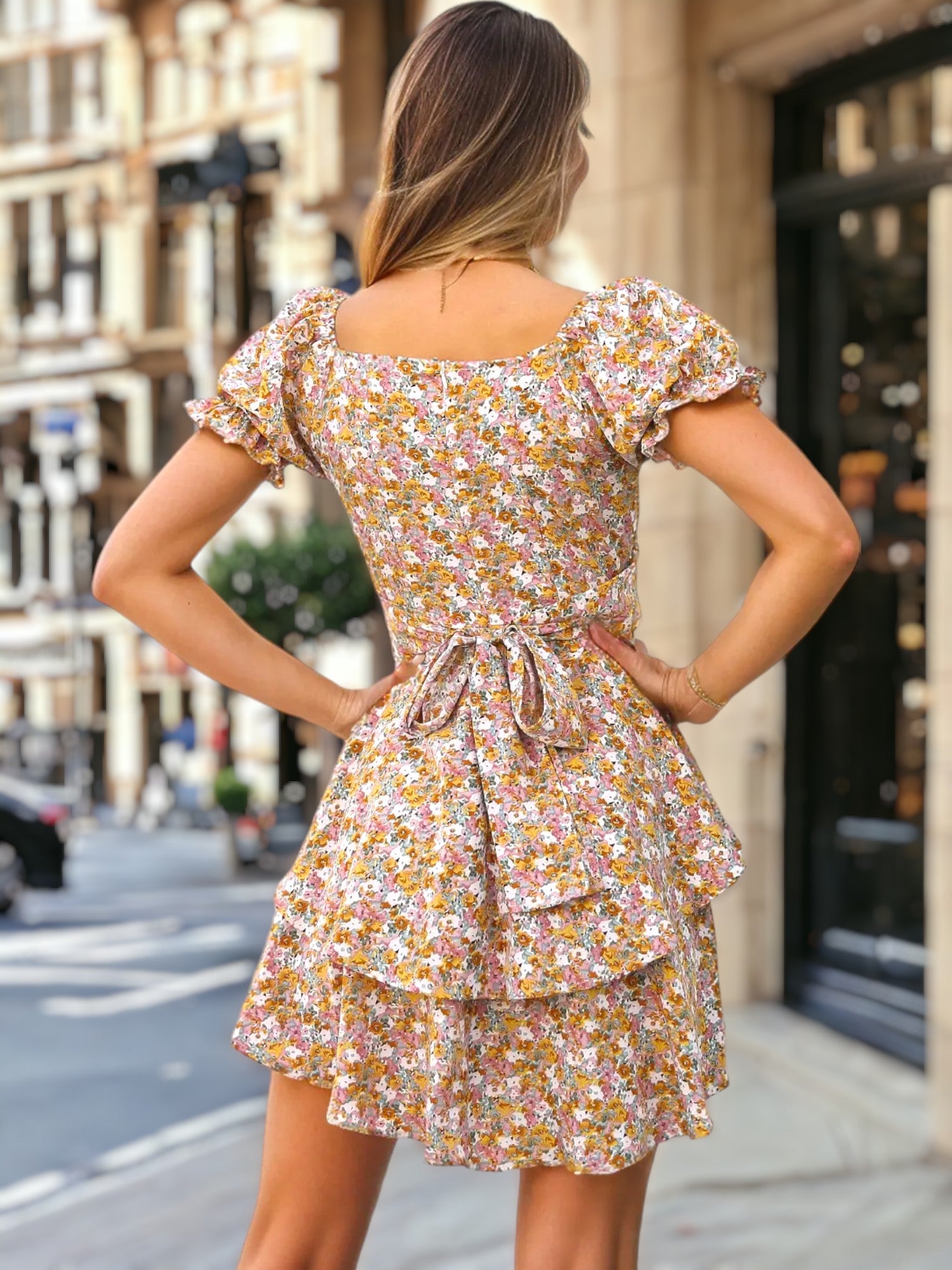 Vestido con espalda anudada y flores en capas
