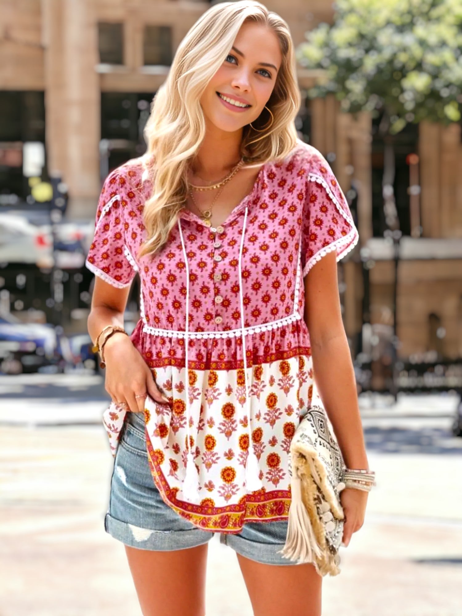 Blusa bohemia con flores y ribetes de crochet