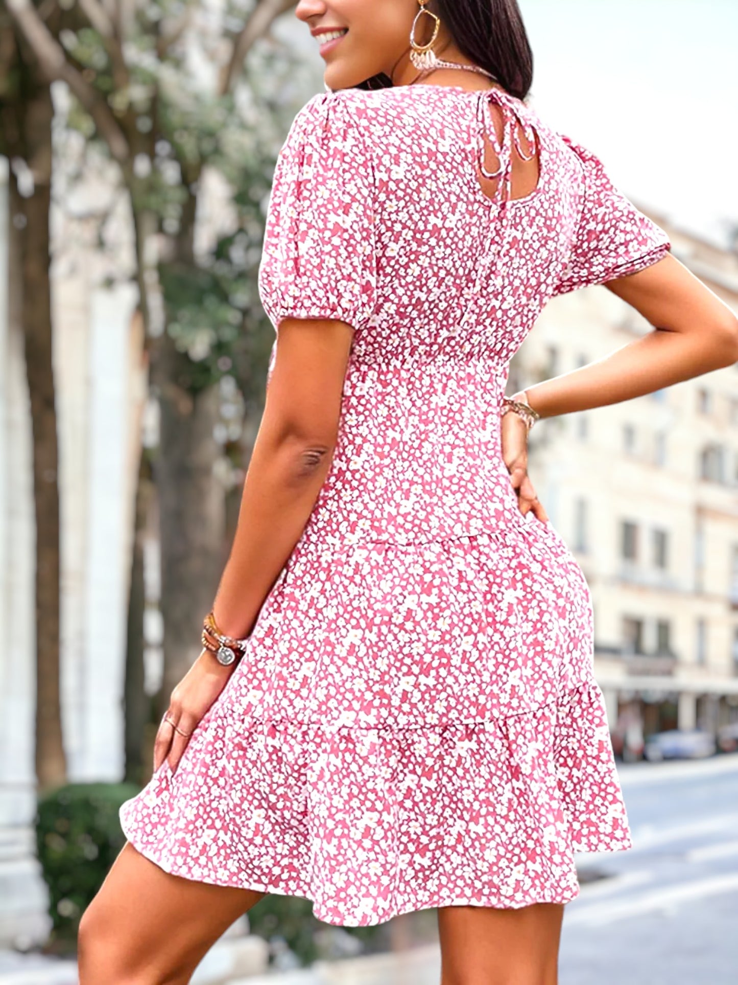 Vestido floral con lazo en la espalda y escote en forma de cerradura
