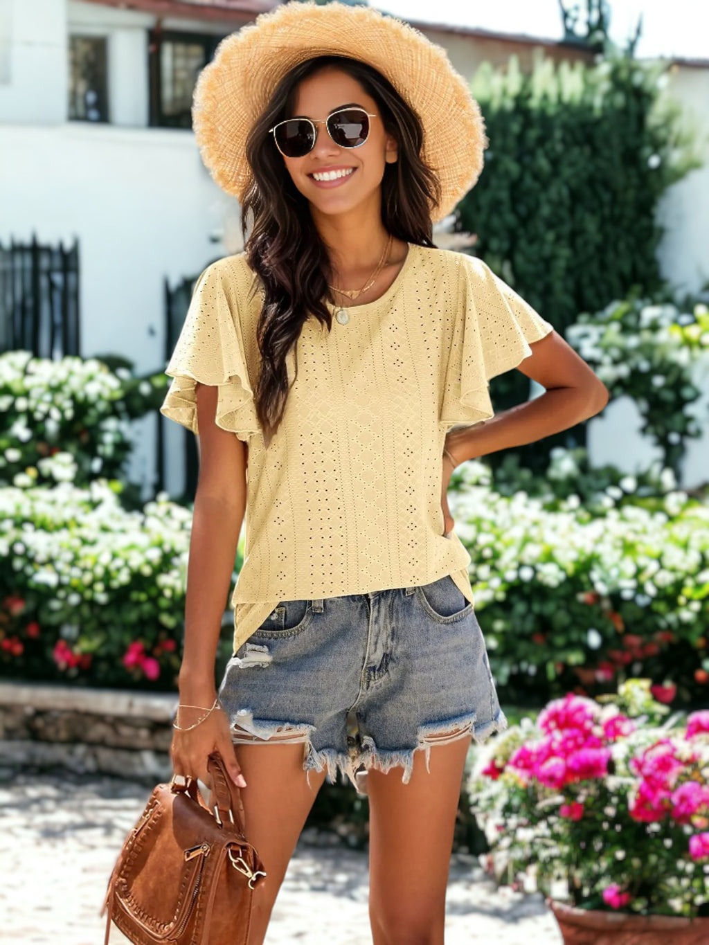 Blusa con ojales y mangas onduladas
