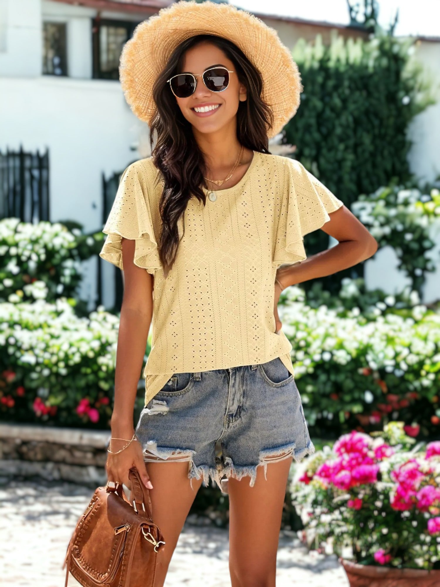 Blusa con ojales y mangas onduladas