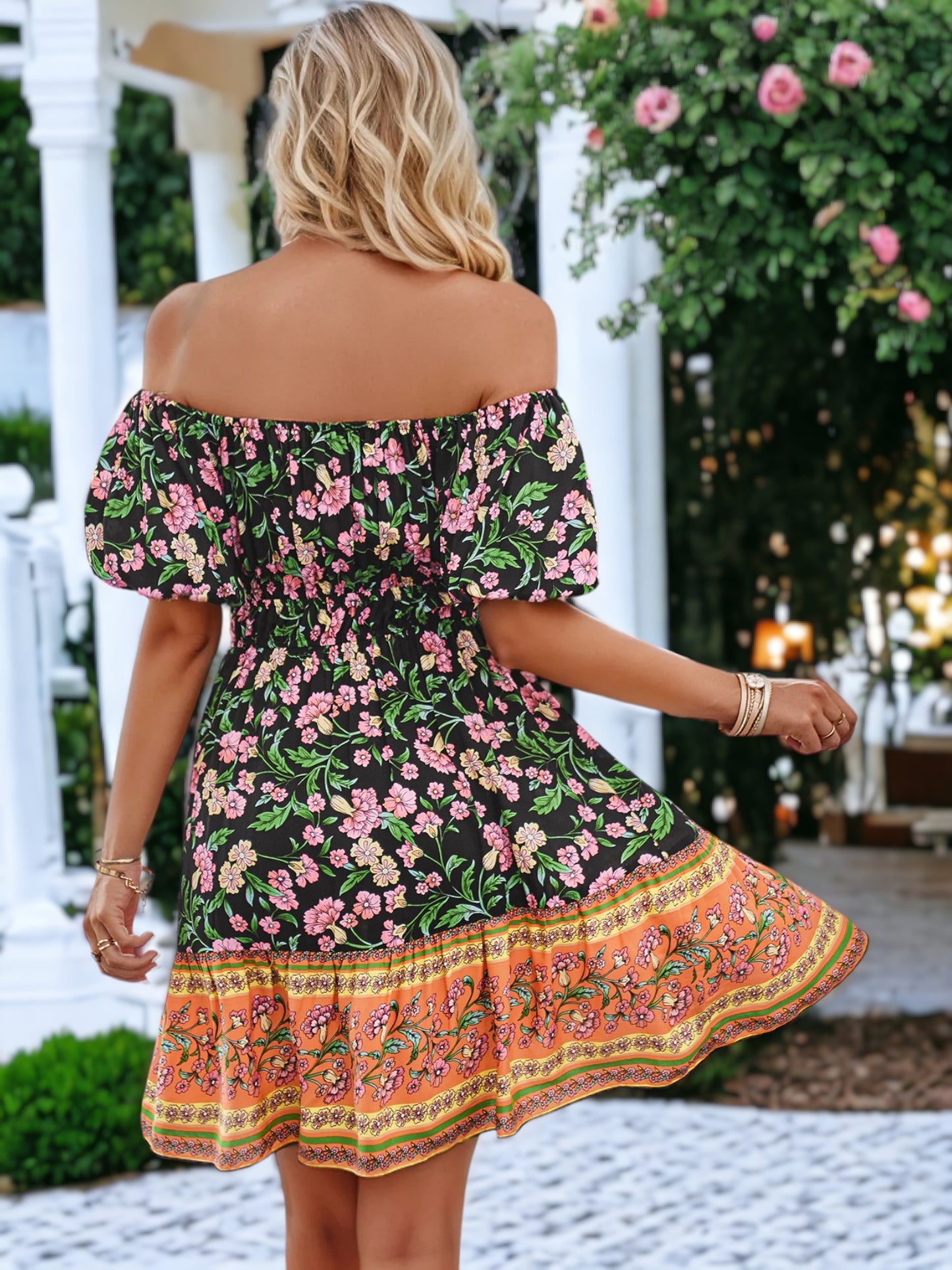 Vestido acampanado con hombros abullonados y estampado floral bohemio