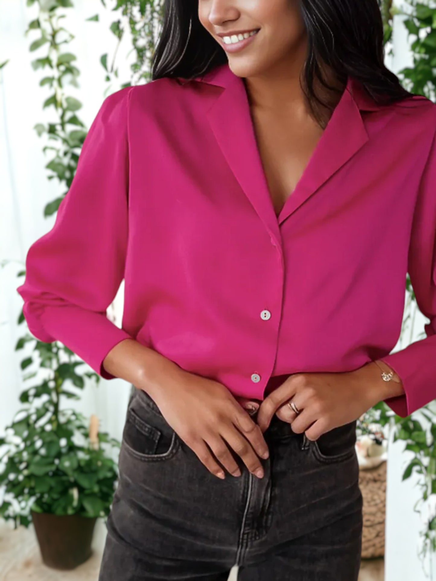 Blusa de satén con botones y cuello con muescas