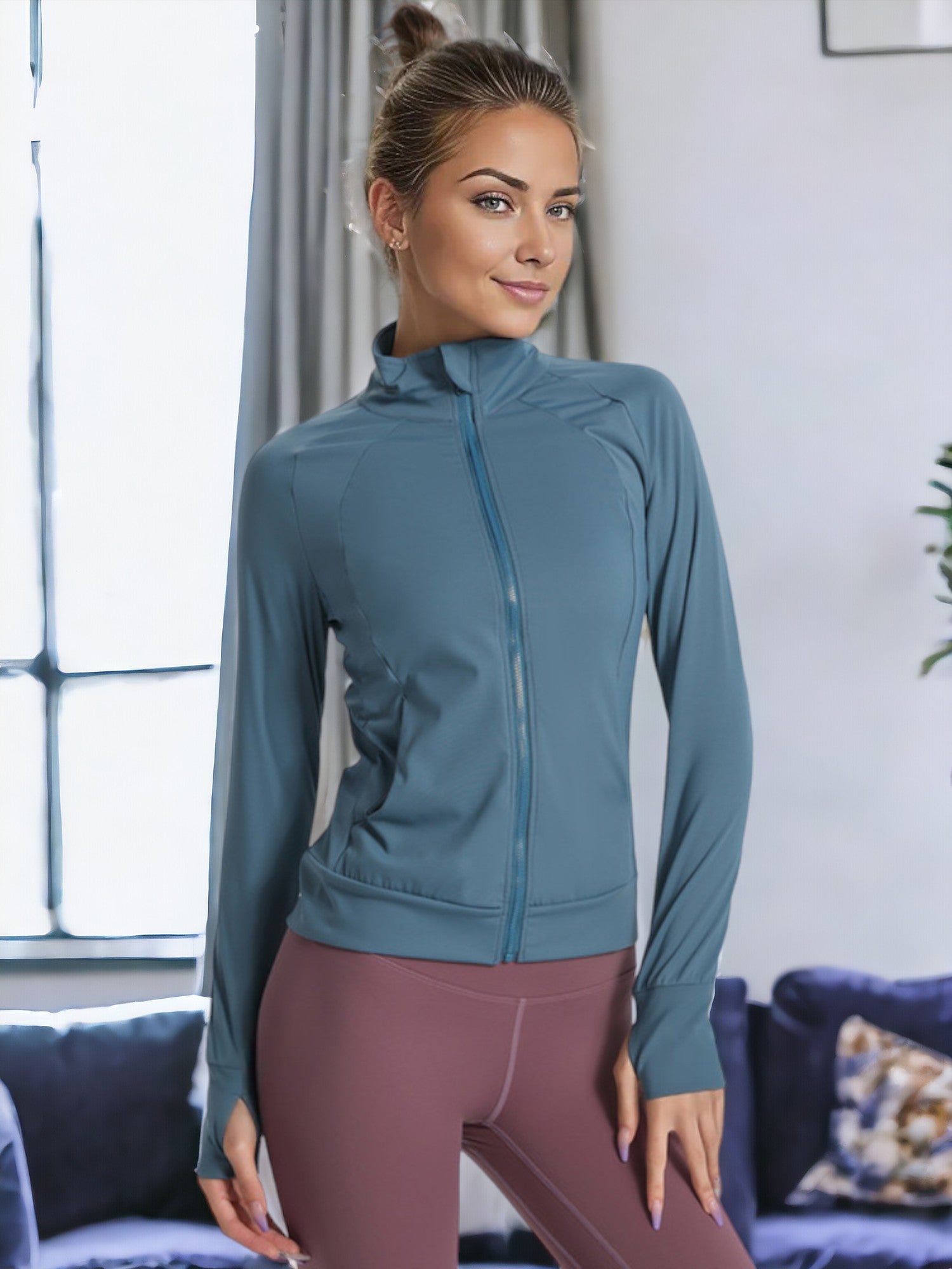 Chaqueta deportiva ajustada con cremallera frontal y mangas largas con protección solar