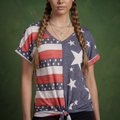 Camisa con cuello en V, estampado de bandera y lazo en la parte delantera