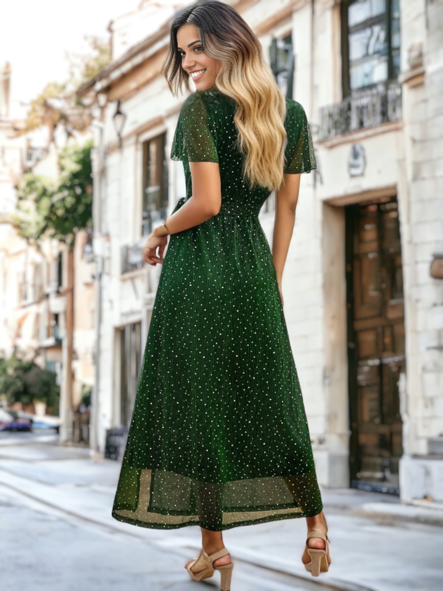 Vestido de lentejuelas con escote en V, lunares y detalles transparentes brillantes 