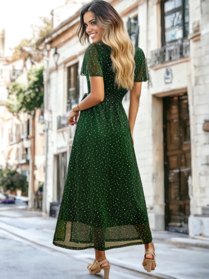 Vestido de lentejuelas con escote en V, lunares y detalles transparentes brillantes 