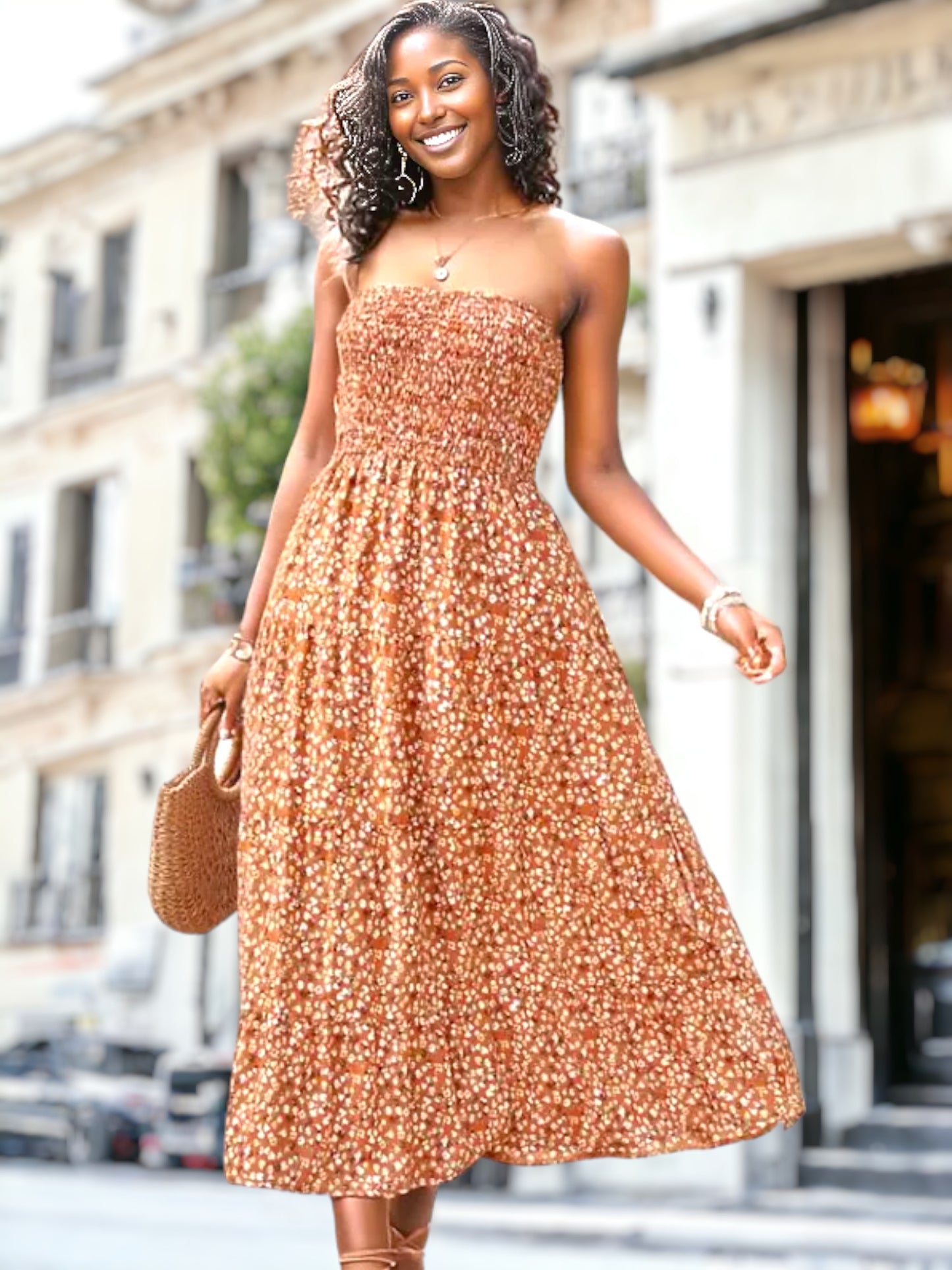 Vestido sin tirantes con estampado floral y capas 