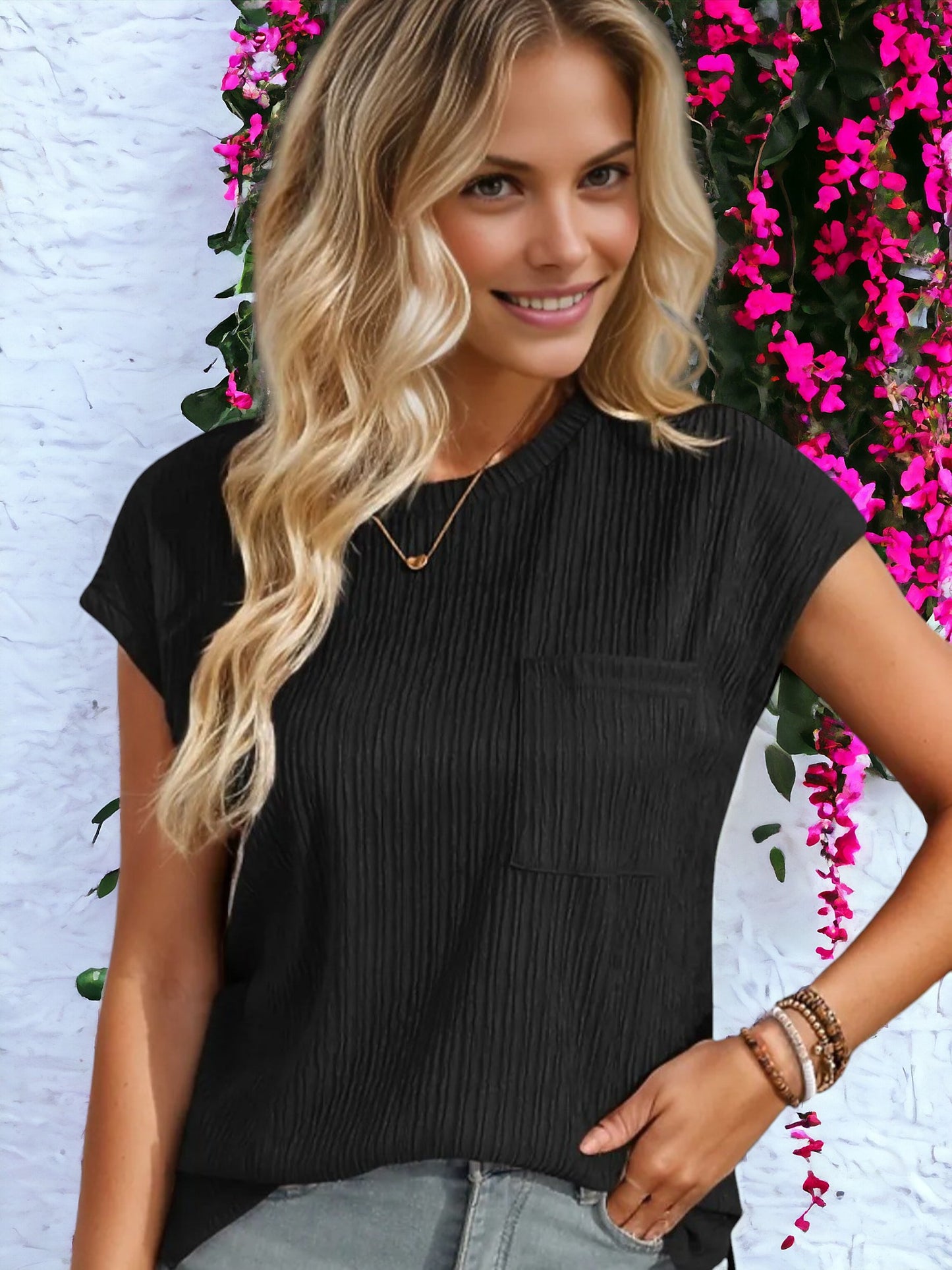 Blusa texturizada de manga corta con cuello redondo y detalle de bolsillo lateral
