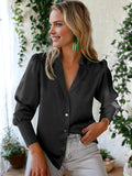 Blusa de satén con botones y cuello con muescas