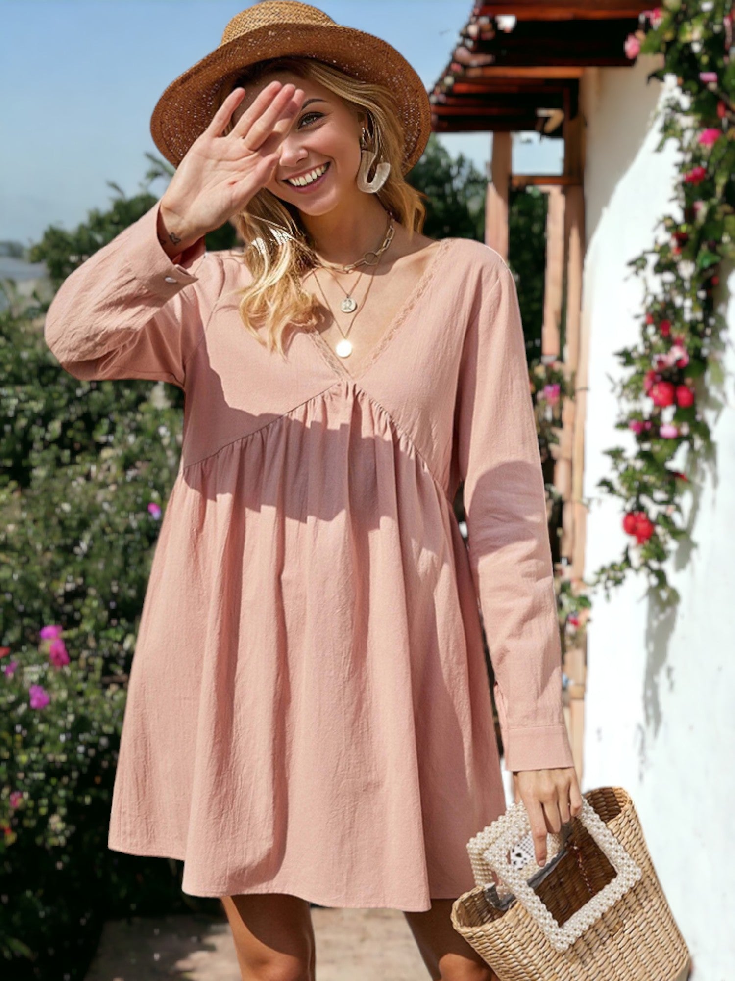 Vestido babydoll con escote en V y espalda anudada con ribete de encaje