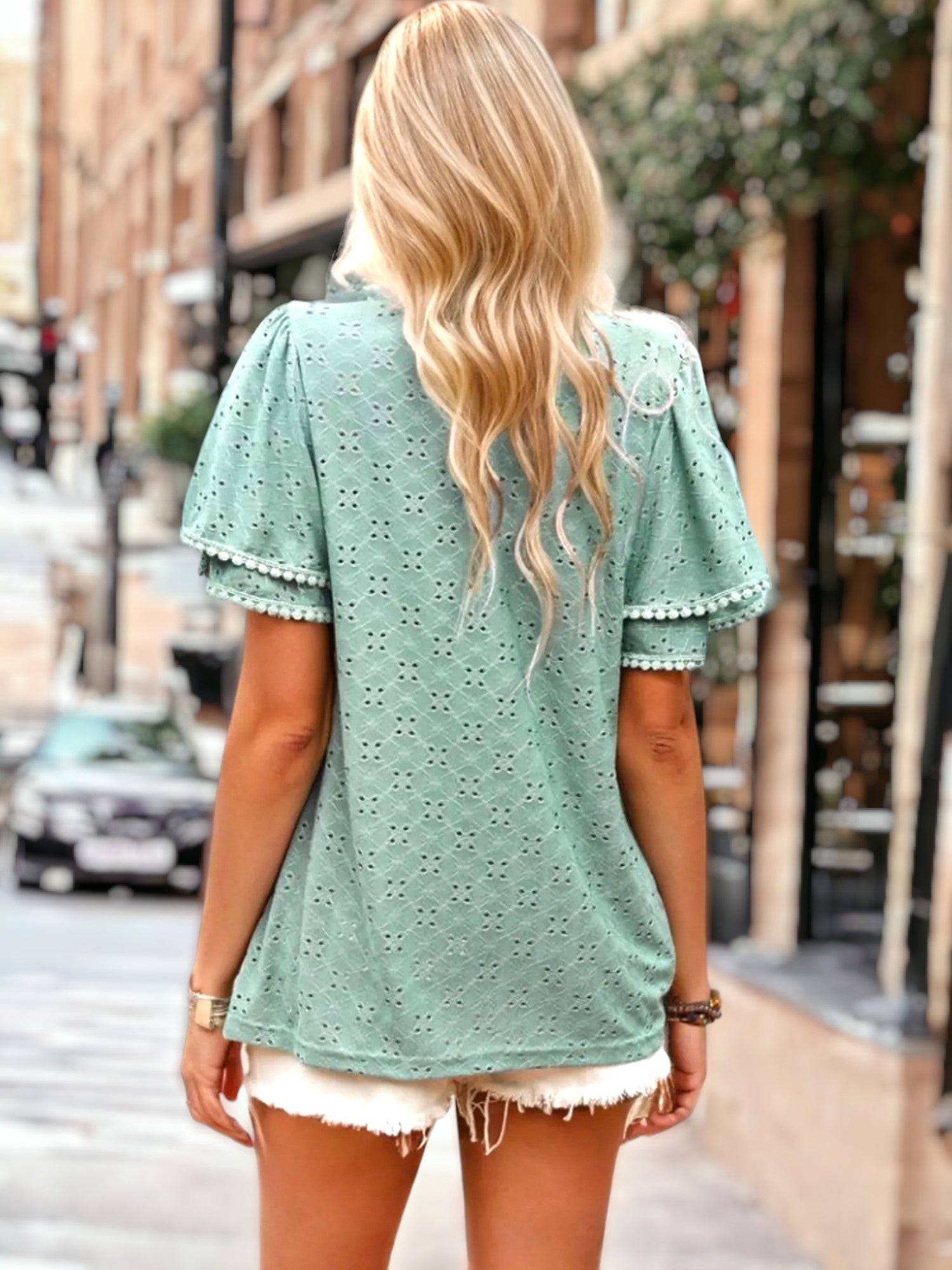 Blusa con escote tipo cerradura y ojales en la parte delantera