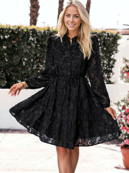 Vestido corto con volantes, cintura anudada, mangas largas y detalles de encaje texturizado