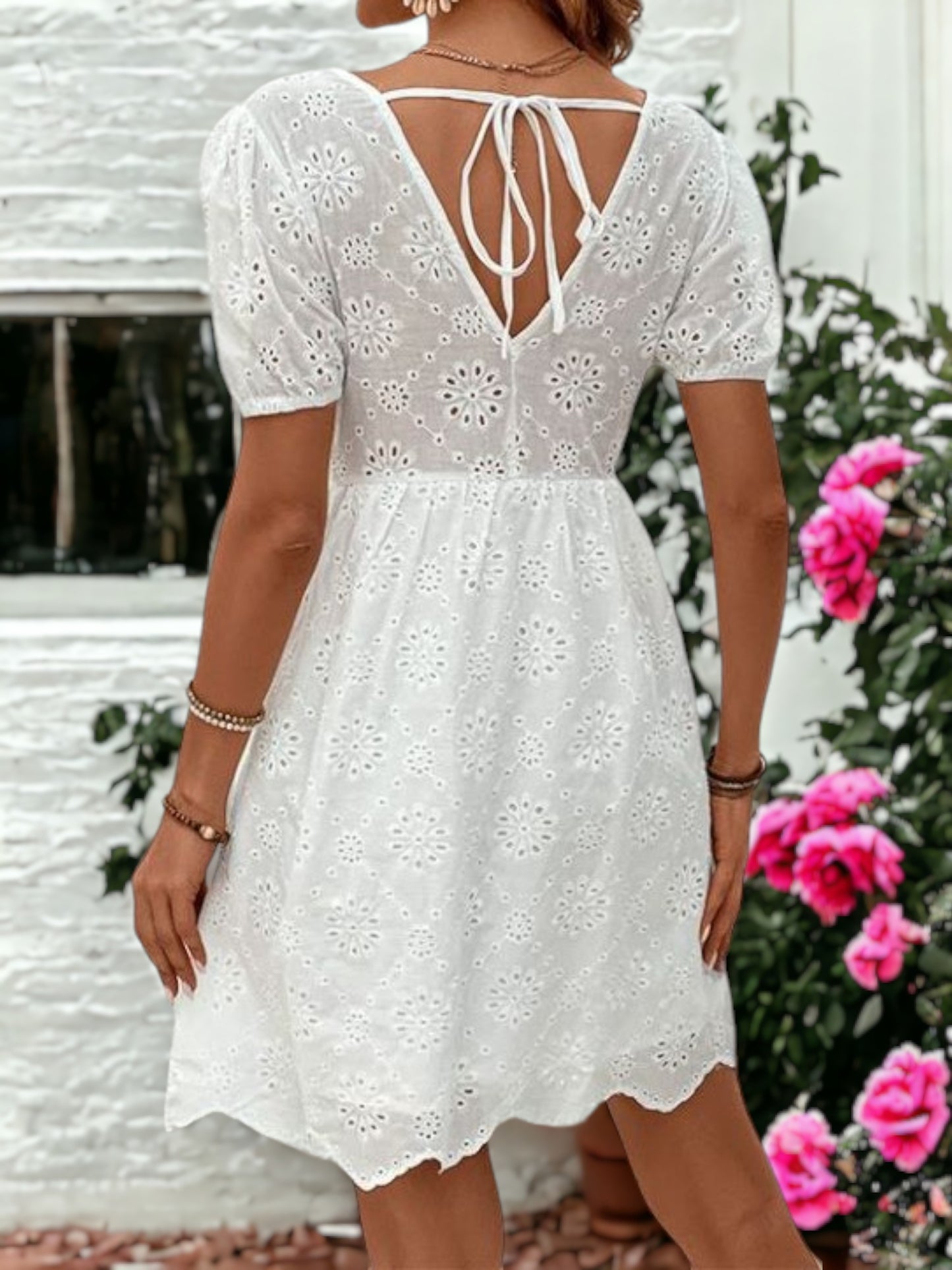 Vestido veraniego de corte A con mangas abullonadas y ojales bordados