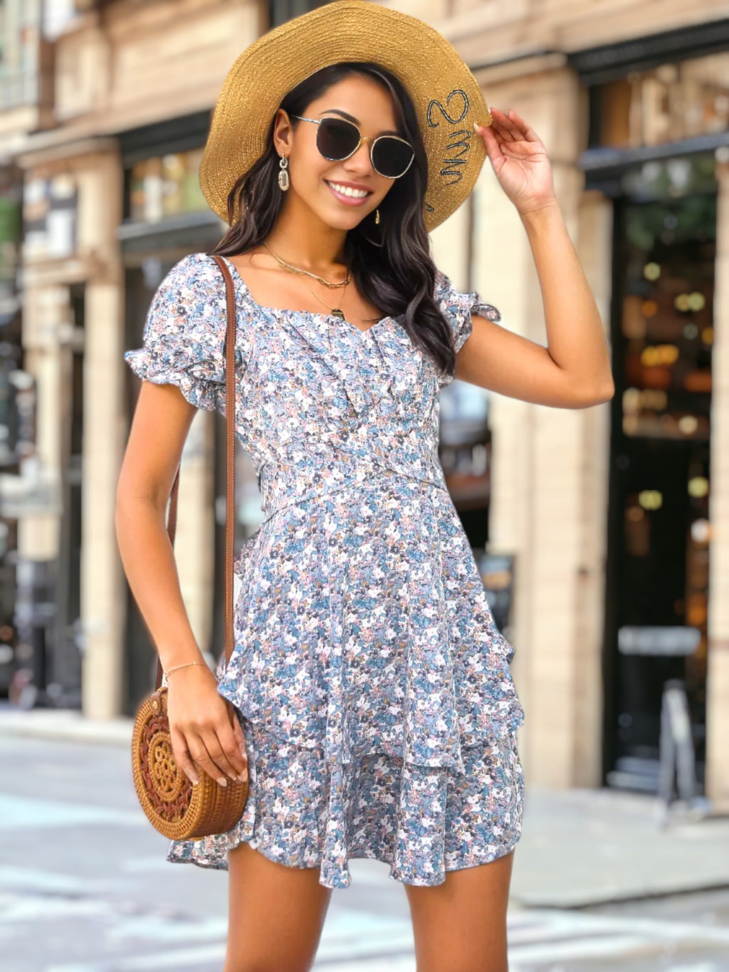 Vestido con espalda anudada y flores en capas