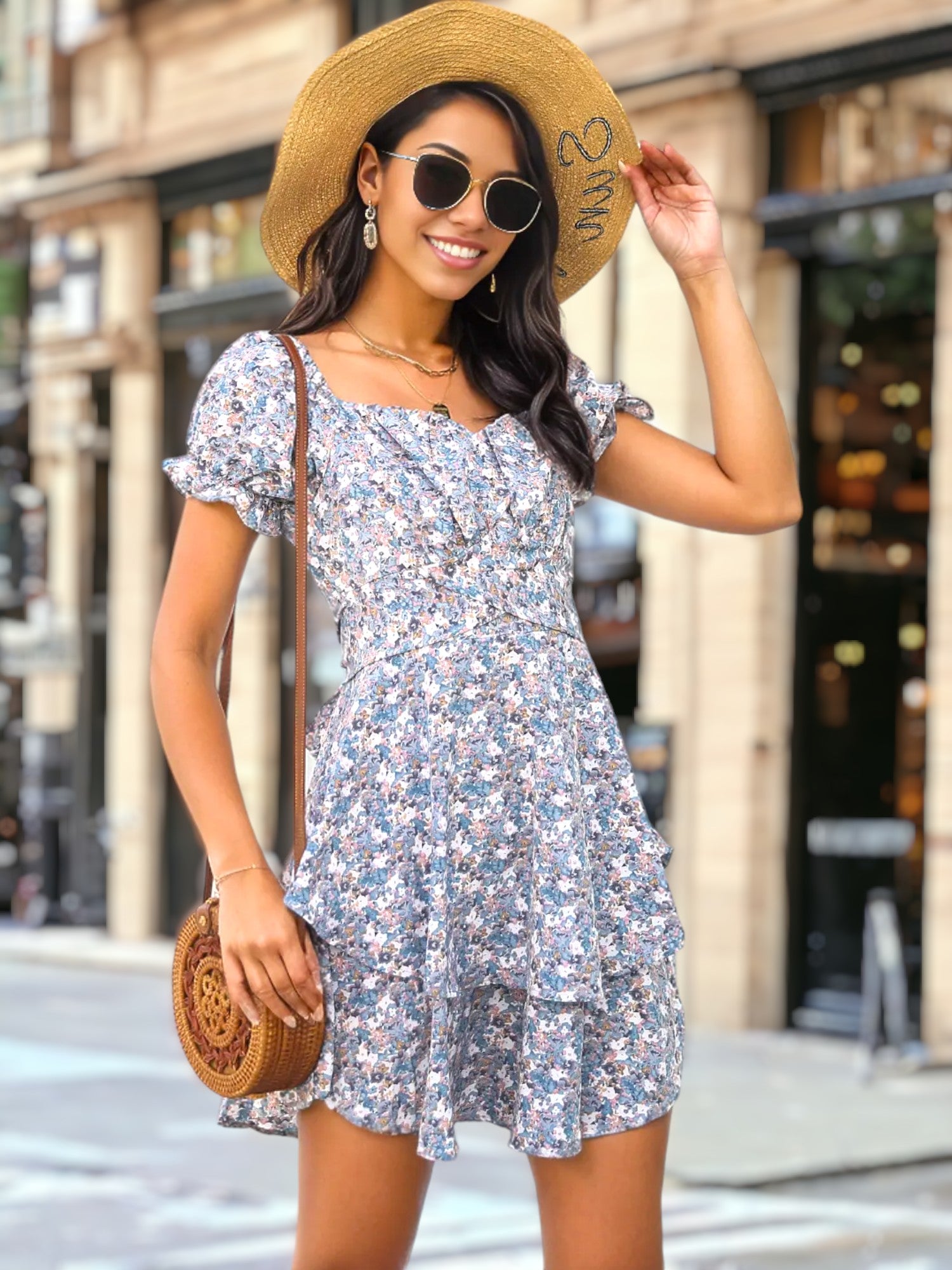 Vestido con espalda anudada y flores en capas