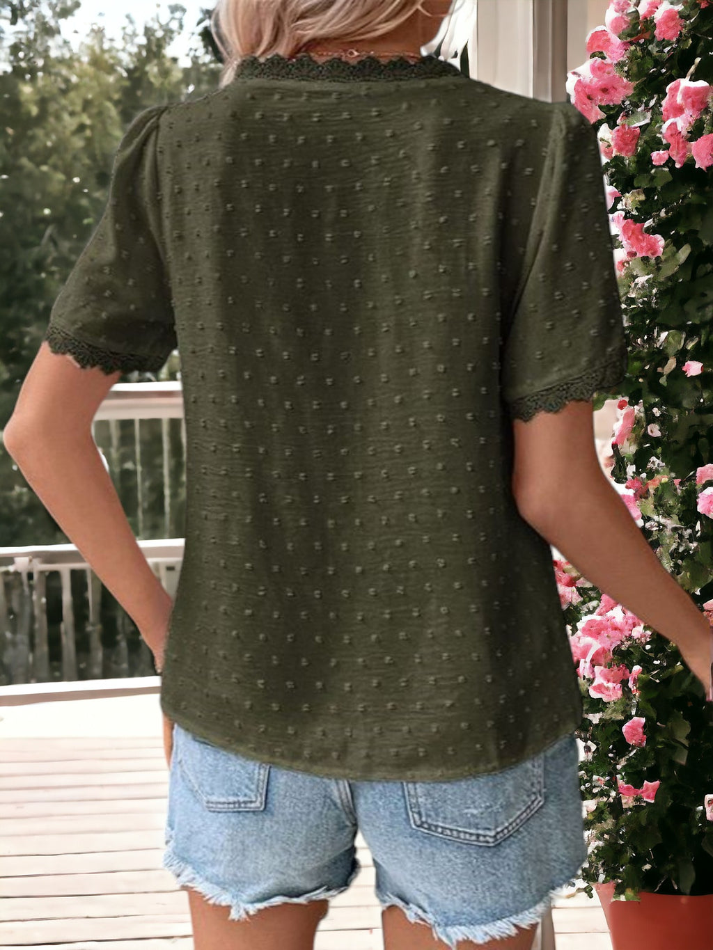 Blusa de manga corta con escote en V y detalle de encaje