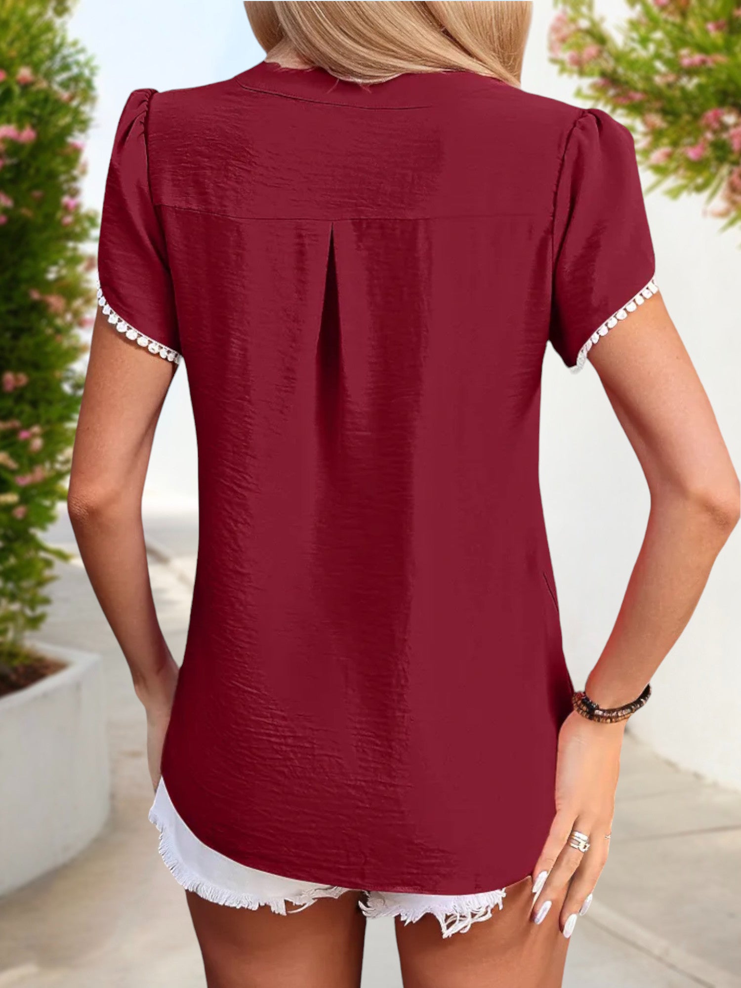 Blusa de manga corta con escote en V para mujer de Anna-Kaci con ribete de pompones y detalle de dobladillo dividido