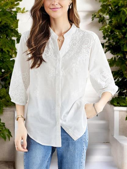 Blusa de mujer con escote en V y mangas 3/4 bordadas con ojales de Anna-Kaci