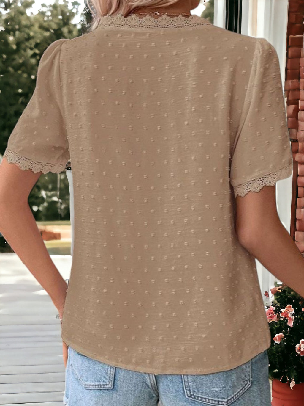 Blusa de manga corta con escote en V y detalle de encaje