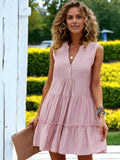 Vestido recto con cuello plano y capas