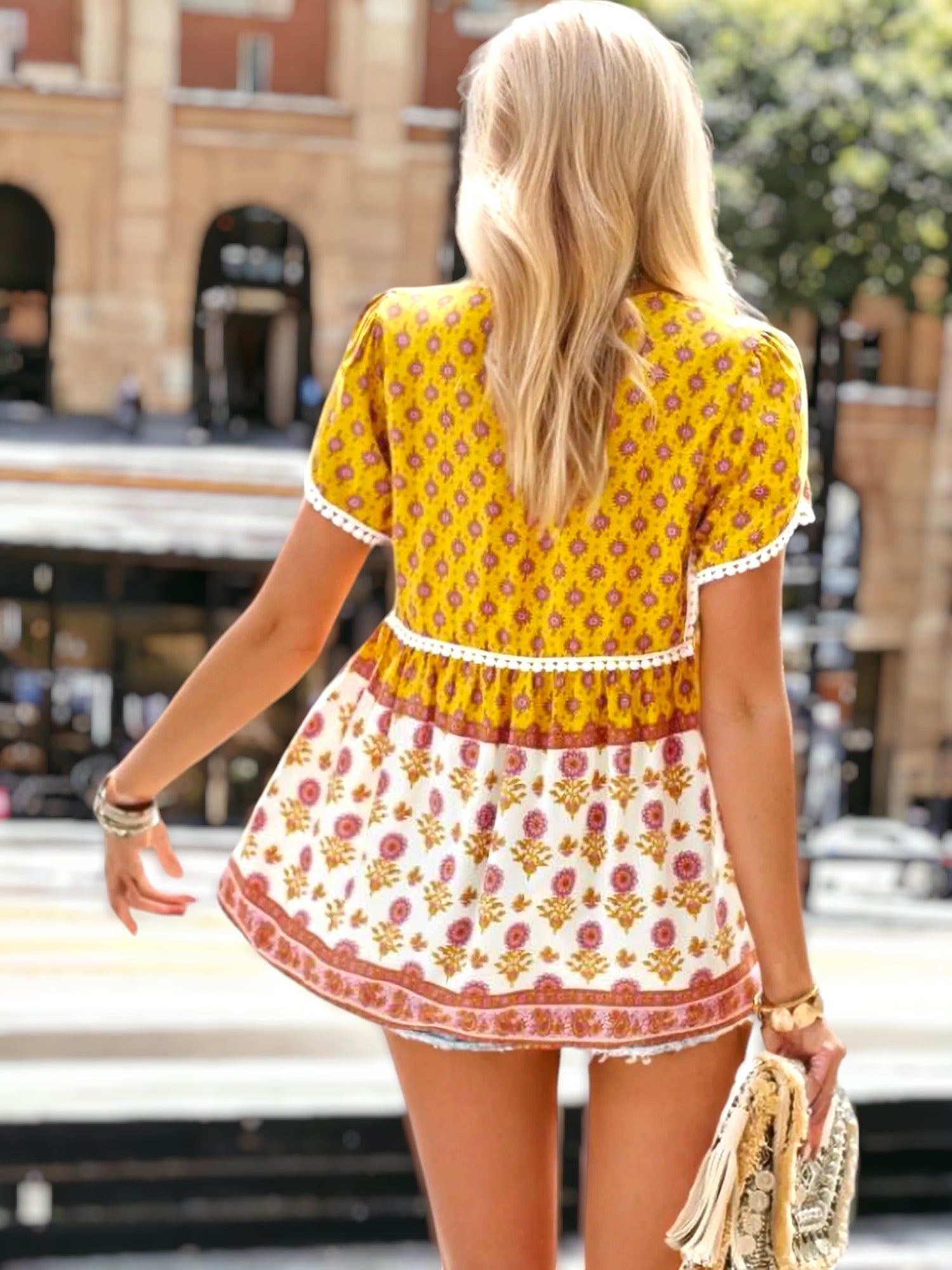 Blusa bohemia con flores y ribetes de crochet