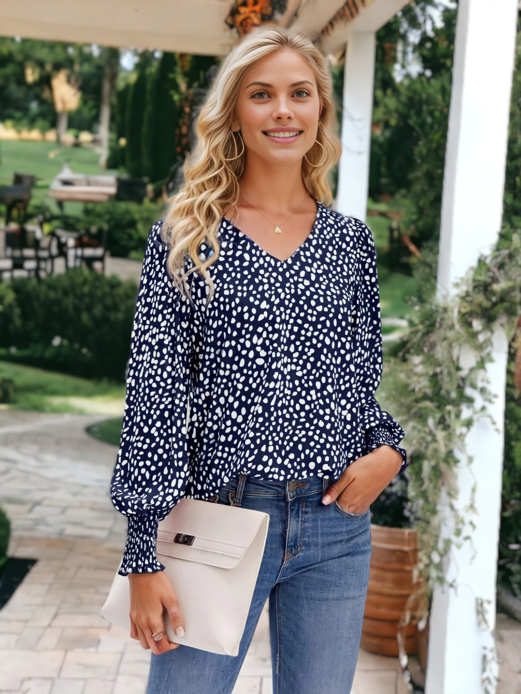 Blusa de leopardo con mangas largas, escote en V ligero y mangas obispo