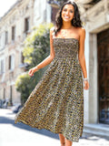 Vestido sin tirantes con estampado floral y capas 