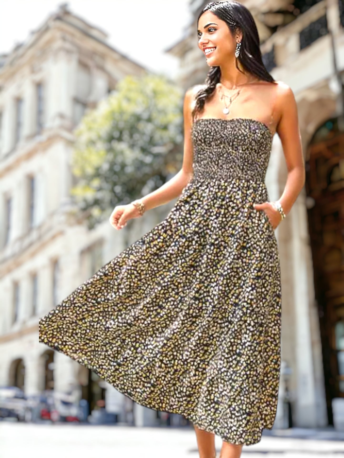 Vestido sin tirantes con estampado floral y capas 