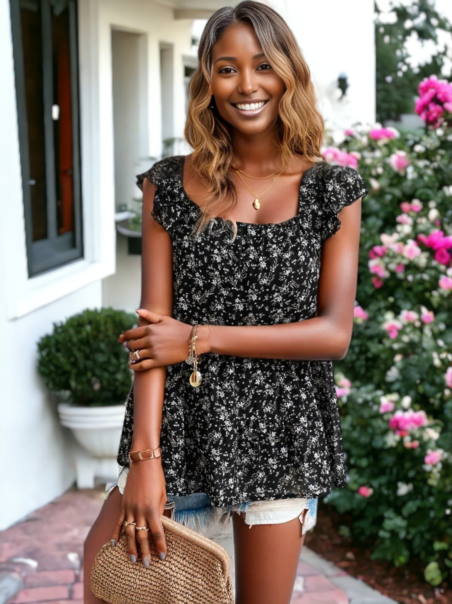 Blusa con estampado de flores, cuello cuadrado, mangas cortas y volantes