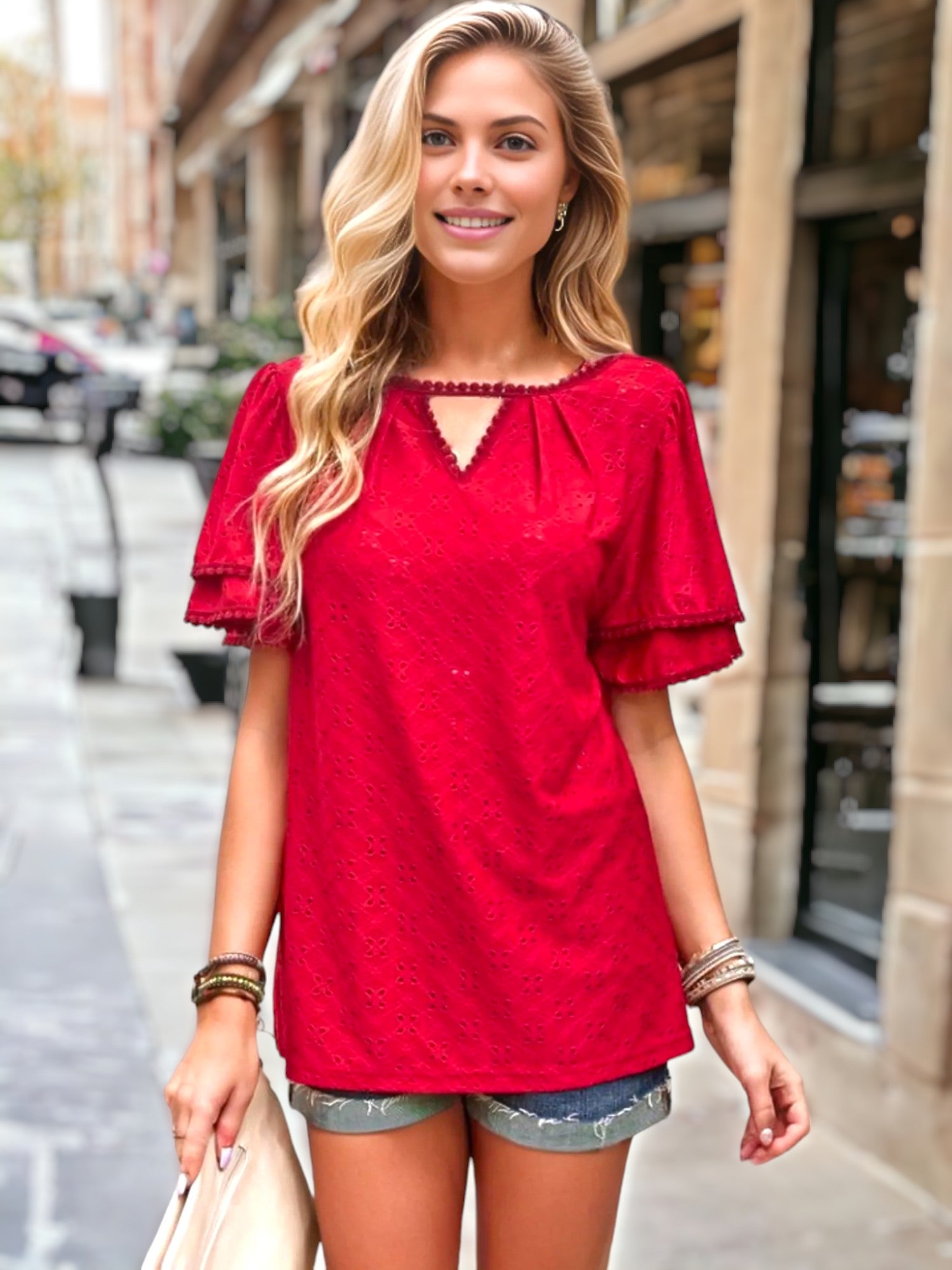 Blusa con escote tipo cerradura y ojales en la parte delantera